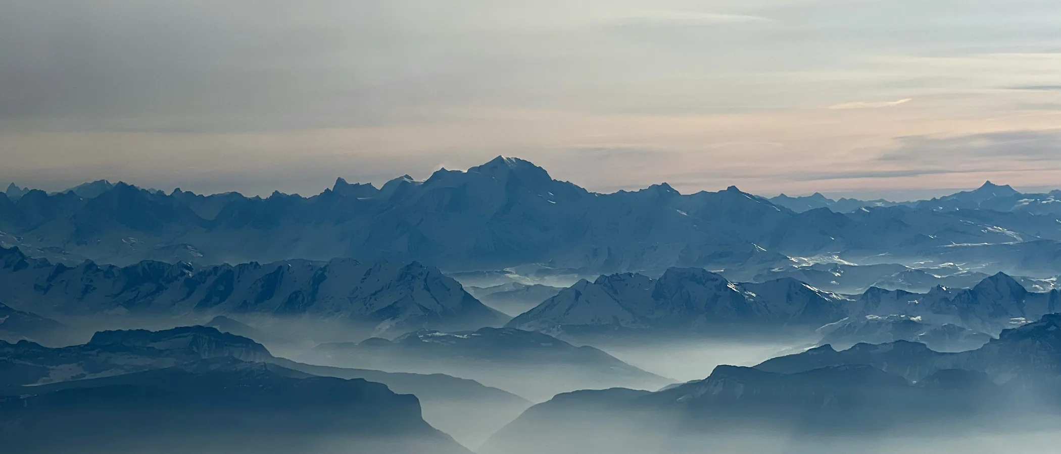 Alpenkette im Dunst aus der Luft