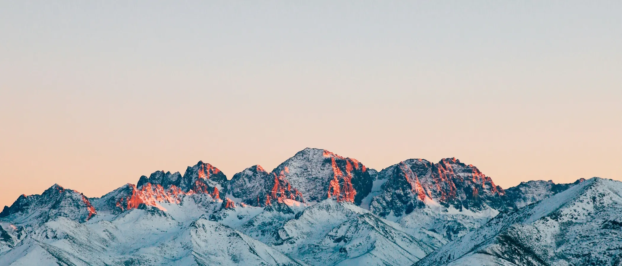 Bergkette über dem Wolkenmeer im Morgenlicht