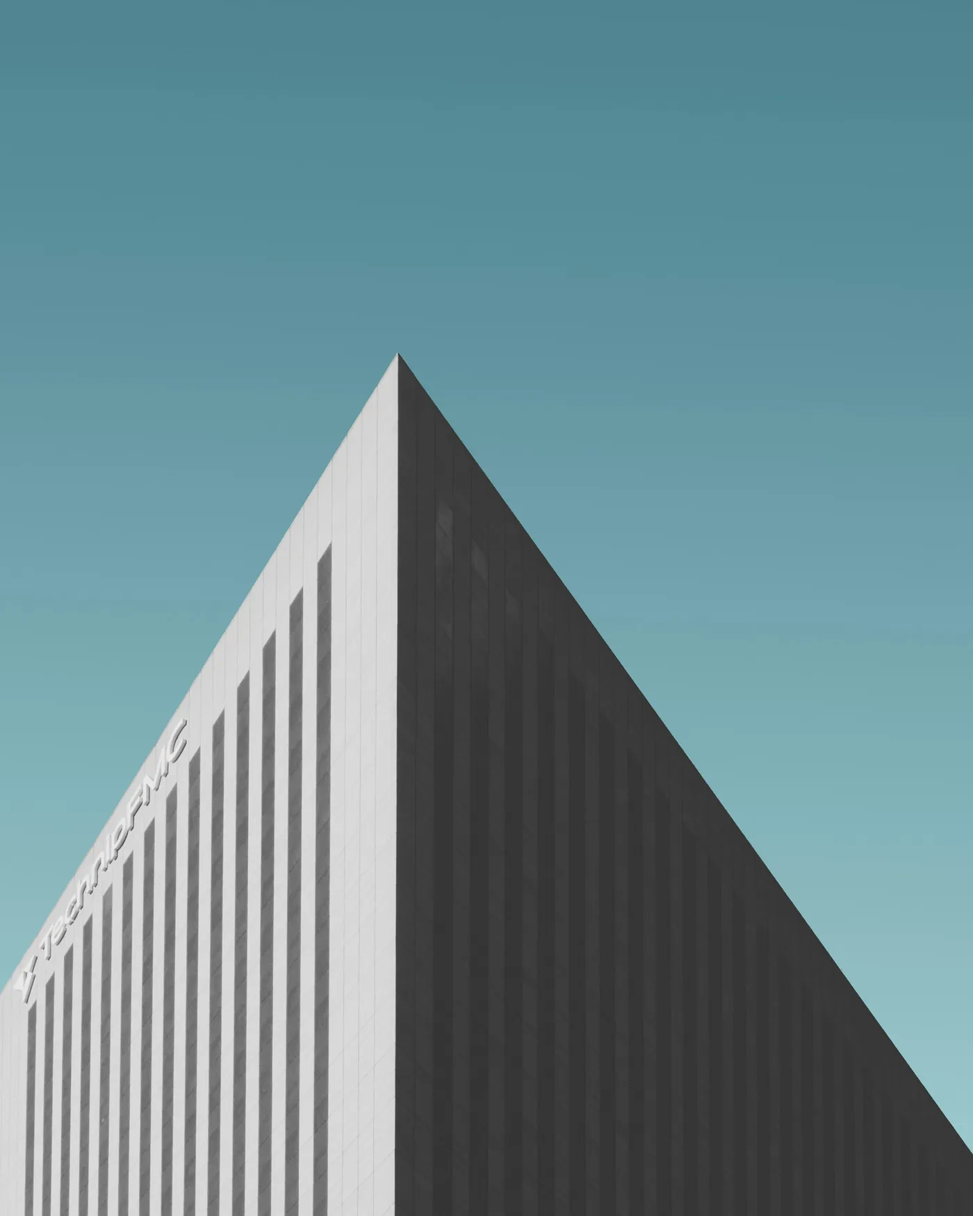Minimalistische Gebäudekante vor klarem Himmel