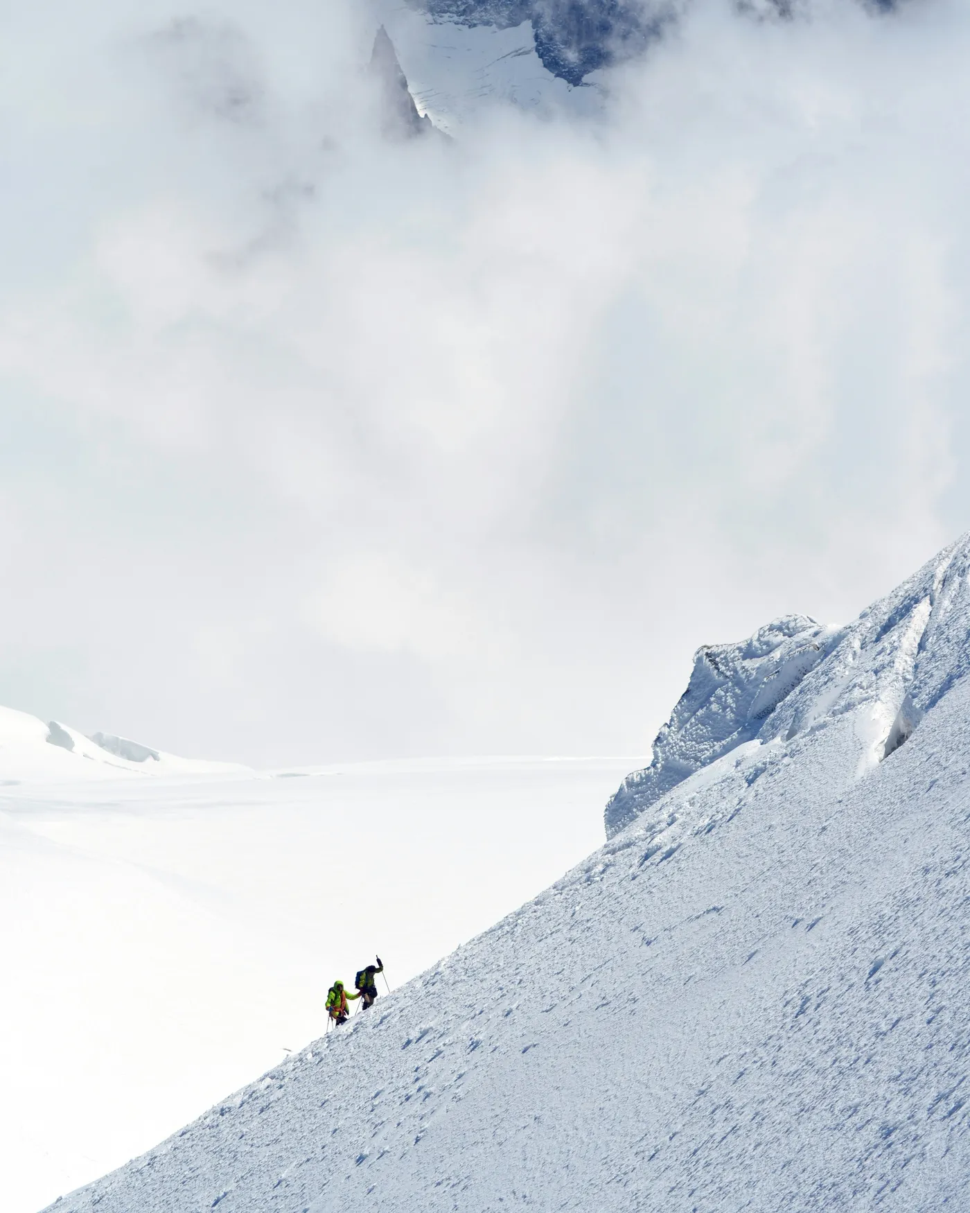 Bergsteiger in einer weiten Schneewand